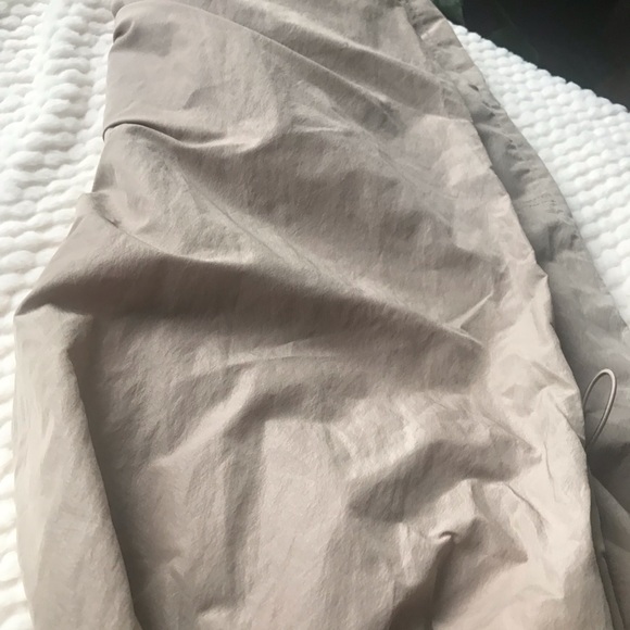 I am Gia Hester pant taupe color in excellent condition - Picture 4 of 8